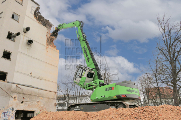 Sennebogen 830 E staat zijn mannetje in de sloop